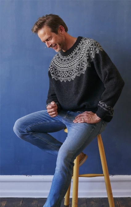Sweater med nordisk mønster til og mand model