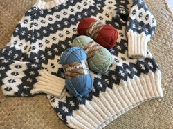 Strikkekit Færøsweater fra Hjertegarn strikket i uld